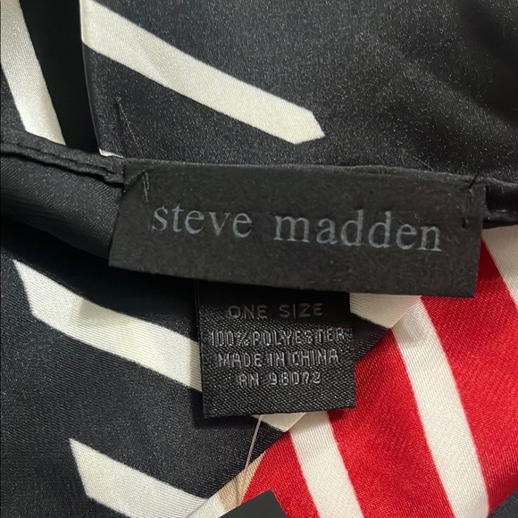 Elegant Striped Scarf with Tassels - Picture 6 of 7